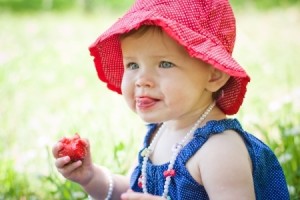 Bebé comiendo fresas