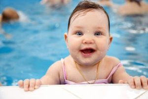 Bebé en piscina